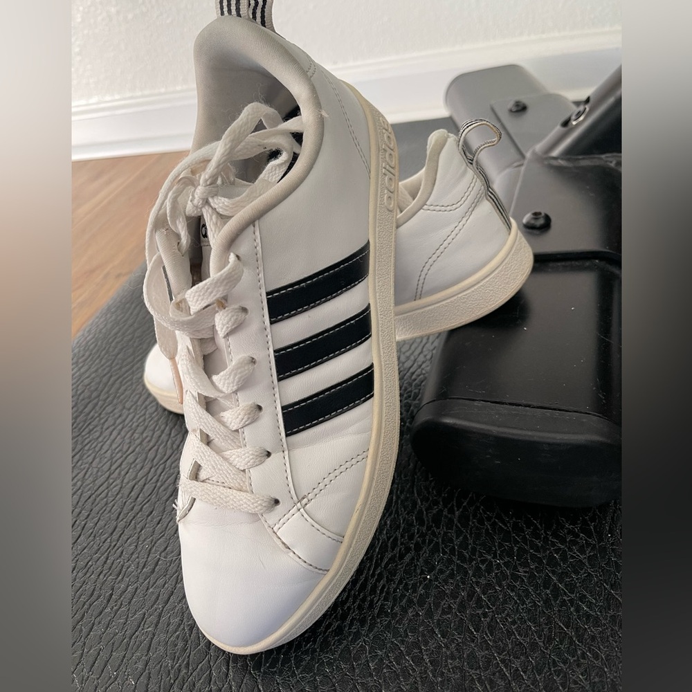 Adidas Grand Court White and Black‎ Athletic Shoes. Size 7 gently used.